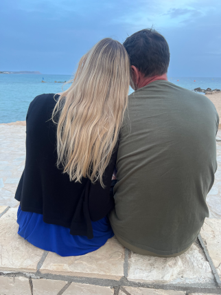 Kvinde og mand i kontakt